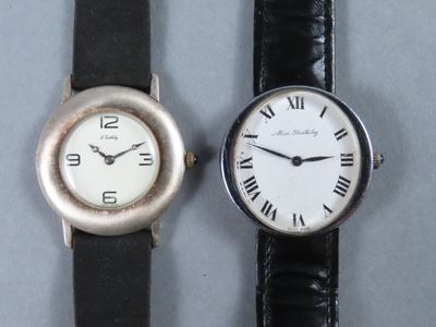 deux montres assises l'une à côté de l'autre sur une table