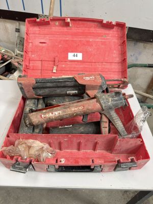 une boîte à outils rouge avec des outils sur une table