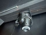 un ventilateur fixé au plafond de la pièce