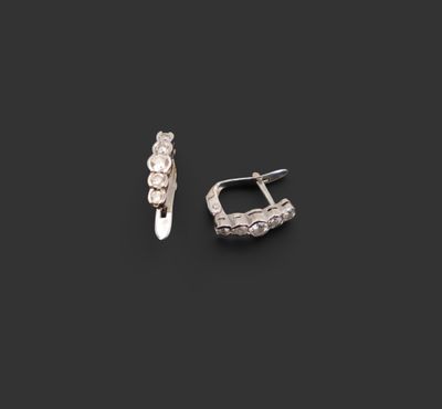 une paire de boucles d'oreilles en argent sur fond noir