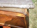 un morceau de bois posé sur une table