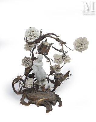 une statue représentant un chat assis sur une table