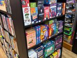 il y a beaucoup de jeux sur les rayons du magasin
