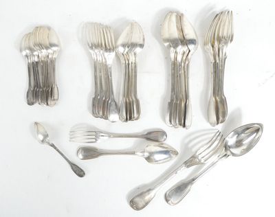 beaucoup de cuillères et de fourchettes en argent sur la table