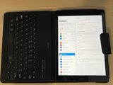 une tablette et un clavier posés sur une table
