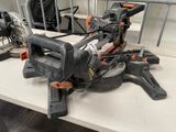 une machine posée sur une table