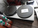 un moule à pizza posé sur une table à côté d'une cuisinière