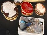 une boîte sur laquelle figurent de nombreux objets différents