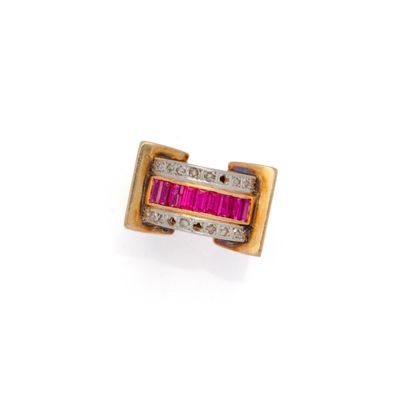 gros plan d'une bague en diamant rose et blanc sur une surface blanche