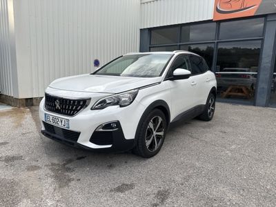 une voiture blanche garée devant un bâtiment