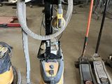 une machine posée par terre à côté d'autres machines