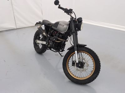 une moto garée à l'intérieur d'une tente
