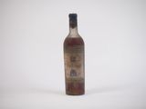 une bouteille de vin posée sur une table