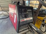 une machine posée sur une table dans un garage