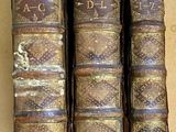 plusieurs vieux livres sont empilés sur une table