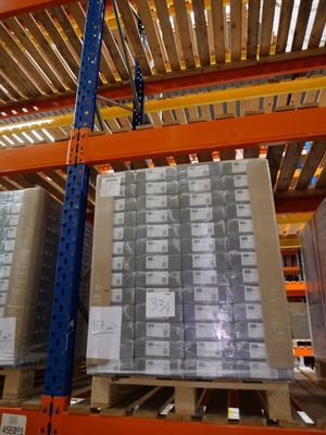 une grande quantité de cartons sur une palette dans un entrepôt