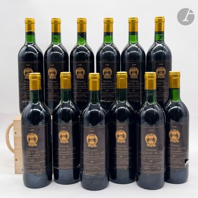 des bouteilles de vin sont alignées sur une surface blanche