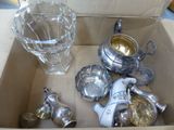 une boîte contenant de nombreux objets en argent