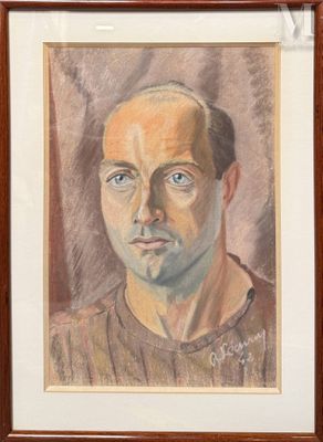portrait d'un homme en chemise marron, dans un cadre en bois