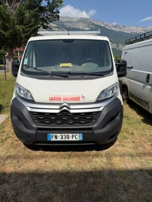 une camionnette blanche garée à côté d'une camionnette blanche