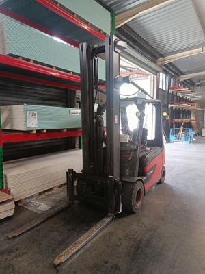 a forklift truck that is parked in a warehouse