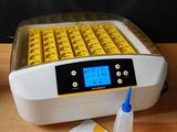 un incubateur à œufs posé sur une table à côté d'une banane