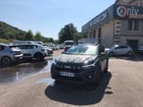 une voiture garée devant un immeuble, sur un parking