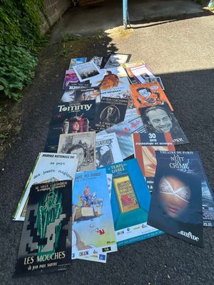 beaucoup de livres par terre, à côté d'un panneau de signalisation