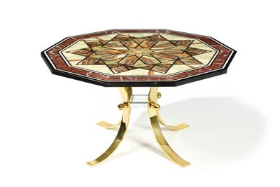 une image représentant une table avec un plateau en mosaïque et des pieds dorés