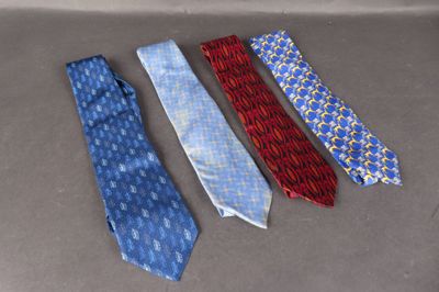 LANVIN. Lot de 4 cravates en soie (une avec taches)