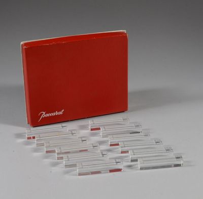une boîte rouge contenant tout un tas de stylos