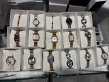 de nombreuses montres dans une vitrine posée sur la table