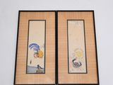 deux tableaux encadrés accrochés au mur au-dessus d'un lit