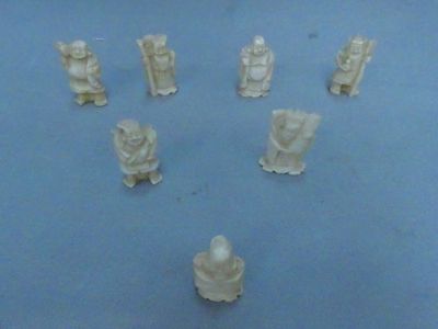 un grand nombre de figurines posées sur une table