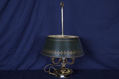 une image représentant une lampe posée sur une table, sur fond bleu