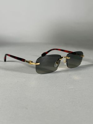 gros plan d'une paire de lunettes de soleil sur une table