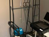 un bureau avec une chaise et un ordinateur portable dessus