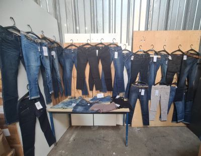 Lot de 24 jeans et shorts femme ? Denim bleu et noir