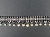 une photo d'un bracelet en argent orné de perles