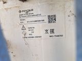 un gros plan sur un bout de papier sur lequel est collé un autocollant