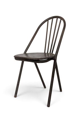 une image représentant une chaise noire avec une assise en bois sur fond blanc