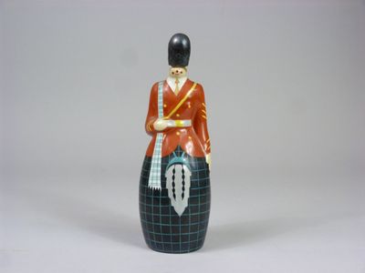une figurine représentant un homme vêtu d'un manteau rouge