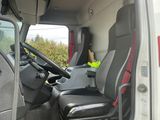 l'intérieur d'un camion équipé de deux sièges et d'un volant