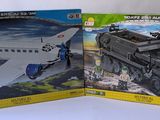 deux boîtes de legos posées sur une table