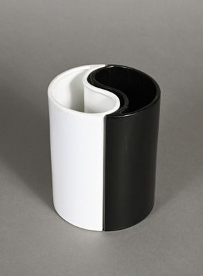 une tasse noire et blanche posée sur une table