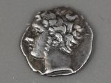 une vieille pièce d'argent portant une tête de femme