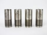 quatre types différents de têtes de forage sont alignés sur une surface blanche