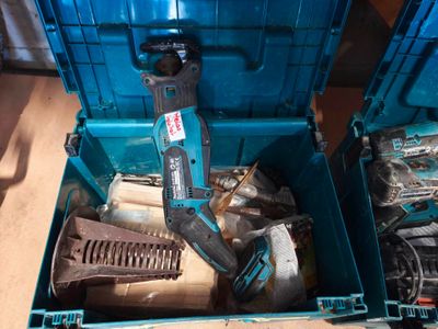 une boîte bleue avec des outils à l'intérieur sur le sol