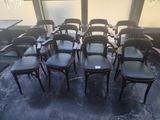 un grand nombre de chaises dans une pièce