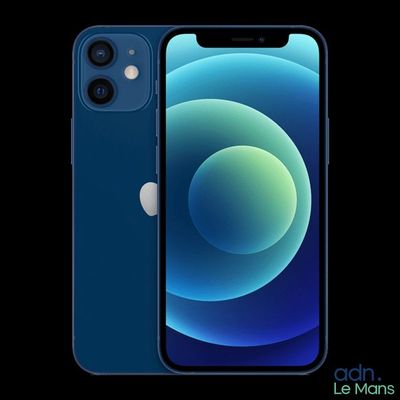 Le nouvel iPhone 12 est présenté dans une teinte bleu foncé.